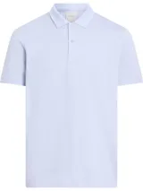 Chomba Calvin Klein color celeste, de piqué de algodón oxford ligero, con tejido en dos tonos, corte regular, manga corta, cuello de chomba con billetera de dos botones, ribete en contraste en el cuello y los puños y logo con monograma de Calvin Klein en la misma gama de tonos en el pecho.