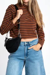 Polera de manga larga, corte ajustado al cuerpo, con cuello alto. Presenta un estampado de rayas horizontales en tonos marrón camel y azul marino.