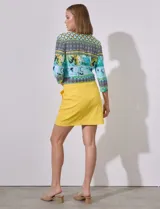 Minifalda color beige de gabardina elastizada, marca Zac & Rachel. Tiene pretina ancha elastizada, bolsillos delanteros y short interno.