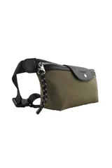 Riñonera Las Oreiro de diseño minimalista, confeccionada en material sintético negro. Presenta un compartimento principal con cierre metálico, solapa frontal con botón a presión y logo de la marca grabado.