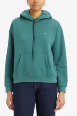 Buzo hoodie verde con logo de Levi's bordado en el pecho, bolsillo tipo canguro y cordón ajustable en la capucha.