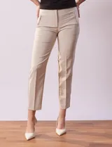 Pantalón de vestir corte recto, largo al tobillo, color blanco. Pretina con broche interno y cierre. Delantera con bolsillos.