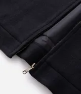 Campera pesada tipo trucker de Marfinno, confeccionada en polivelour negro. Presenta cuello camisero, cierre frontal con cremallera y dos bolsillos frontales con solapa en el pecho.
