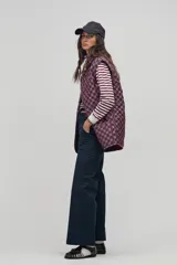 Pantalón azul marino de corte ancho, con bolsillos laterales y traseros.