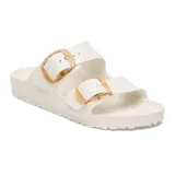 Sandalias Birkenstock Arizona Big Buckle Eva, color blanco hueso, con dos correas ajustables y hebillas grandes doradas.