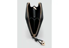 Billetera de mujer marca Mango, confeccionada en poliuretano con acabado charol brillante. Presenta cierre perimetral con tirador metálico dorado y logo de la marca grabado en la parte frontal.