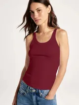 Musculosa de tejido acanalado en color celeste, con escote redondo y corte ajustado al cuerpo.
