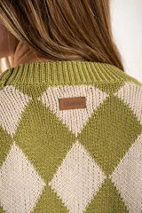 Sweater de tejido de punto con diseño de rombos en tonos verde oliva y beige, cuello redondo y mangas largas.