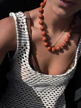 Collar de cuentas esféricas de color negro brillante con acabado pulido.