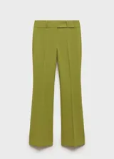 Pantalon de vestir de tiro bajo con diseño acampanado, confeccionado en tejido con acabado liso. Cuenta con trabillas en la cintura, cierre oculto de botón, gancho y cremallera, y bolsillos de ribete en la parte posterior.