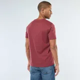 Remera de manga corta color borgoña, de corte clásico y cuello redondo.