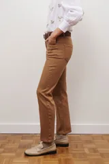 Pantalón de corte recto color caramelo, con bolsillos laterales y cierre frontal.
