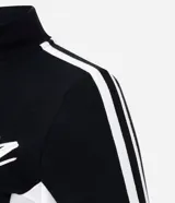 Campera deportiva de fleece color negro con cuello alto y cierre frontal. Presenta el lettering 'Oregon' bordado en el pecho y rayas blancas contrastantes a lo largo de las mangas.