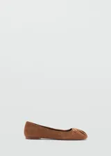 Zapato chatito color marrón de gamuza, con punta redonda y detalle de eslabones dorados en la parte delantera.