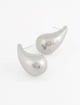 Aros colgantes dorados con forma de gota gruesa.