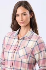 Camisa de viyela a cuadros en tonos rosado, beige y gris, de manga larga, con cuello camisero, cierre frontal de botones y un bolsillo aplicado en el pecho.