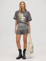 Remerón oversize de algodón, corte cuadrado y básico, color gris oscuro con efecto gastado. Estampa frontal de una figura abstracta o mano en tonos claros y texto en un idioma asiático en la manga.