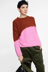 Pantalón de pana verde oliva con cintura elastizada y cordón de algodón. Cuenta con bolsillos laterales, un bolsillo trasero y el patch característico de Polonio.