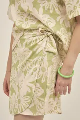 Minifalda cruzada de lino color verde con estampado de flores y tigres. Se ata en la cintura con un lazo. Diseño original de Polonio.