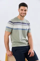 Remera de algodón y poliéster color verde militar con diseño de rayas horizontales en tonos azules, blancos y celestes en la parte superior del pecho. Cuenta con cuello redondo y mangas cortas.