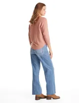 Buzo de punto rib color beige, con cuello redondo, manga japonesa tres cuartos y silueta relajada.