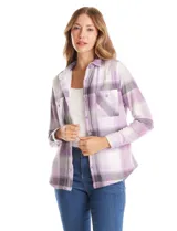 Sobrecamisa de tejido soft con interior afelpado, diseño de cuadros en tonos violeta, blanco y gris. Presenta cuello con solapa, cierre frontal con botones, mangas largas con puños abotonados y bolsillos aplicados en el frente.
