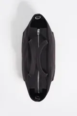 Bolso de mano Bimba y Lola de tamaño mediano, con estructura blanda, doble asa de mano y asa regulable de tejido. Cuenta con cierre de cremallera, detalles metálicos y logo de la marca en el frente.