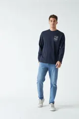 Remera de manga larga azul marino con estampado en la espalda de un tocadiscos y otros diagramas técnicos en color blanco.