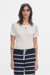 Remera de rib de cuello redondo y manga corta, de color blanco, con pequeño logo bordado en el centro del pecho.