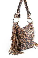 Bolso hobo con estampado de leopardo, detalles de flecos de cuero y herrajes dorados.