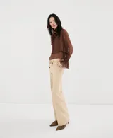 Jeans de tiro medio color tostado, de corte recto y holgado, con diseño clásico de cinco bolsillos y trabillas para cinturón.