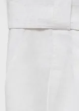 Short de tiro medio confeccionado en lino, con diseño recto, cierre frontal con botón, gancho y cremallera ocultos, y cinturón ajustable con hebilla forrada en el mismo tejido.