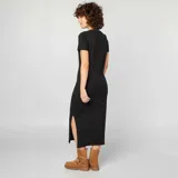 Vestido largo negro de corte recto, con cuello redondo y mangas cortas.