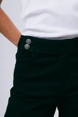 Pantalón wide leg negro, confeccionado en denim, con tiro alto y corte recto y amplio en las piernas.