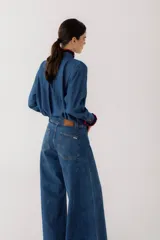 Jean wide leg de tiro alto en color mostaza, de corte super amplio y diseño de pernera ancha con terminación desmechada.