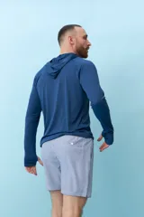 Short de baño de corte recto con estampado de rayas verticales finas en color verde claro. Cuenta con cintura elástica ajustable mediante cordón y bolsillos laterales.