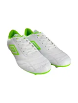 Championes de fútbol Umbro modelo Clasic II HG, color azul marino con suela y tapones en color naranja. Presenta el logo de la marca en blanco en el lateral y cierre con cordones.