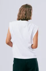 Musculosa de algodón orgánico color gris oscuro, con diseño sin mangas de hombros marcados y pequeño bordado en el pecho.
