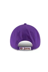 Gorra New Era color violeta con visera curva, diseño estructurado y el logo bordado de Los Angeles Lakers en el frente en tonos amarillo y blanco. Cuenta con el logotipo de la marca bordado en el lateral.