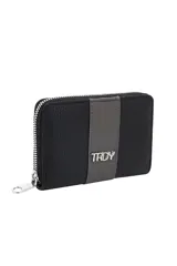 Billetera rectangular con cierre perimetral, confeccionada en cuero sintético con textura granulada. Presenta un diseño bicolor en tonos azulados con una franja central vertical más clara que incluye el logo metálico de la marca.