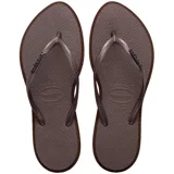 Chancletas de mujer Havaianas modelo Slim Point, color marrón café, con tiras finas y diseño de punta estilizada.