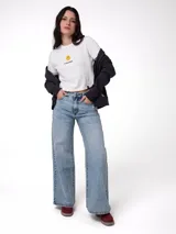 Buzo con cierre frontal completo, confeccionado en algodón y poliéster. Presenta capucha forrada, bolsillos laterales tipo canguro, puños y bajo acanalados, y etiqueta de marca en el ruedo.