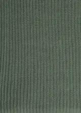 Top de punto de canalé en color verde oliva, con diseño de doble capa que simula un conjunto de musculosa y cárdigan de manga larga. Presenta un escote redondo y cierre frontal mediante finos lazos ajustables.