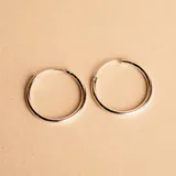 Aros tipo argolla de diseño minimalista, fabricados en plata 925 con acabado pulido.