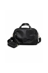 Cartera tipo morral confeccionada en poliéster negro, con múltiples compartimentos con cierre, asas cortas de mano y correa larga regulable y desmontable. Incluye un pequeño monedero colgante y herrajes dorados.