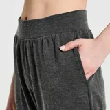 Pantalón de jogging gris oscuro, con cintura elástica, bolsillos laterales y corte ajustado.