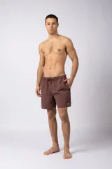 Short de baño color marrón claro con efecto acid wash, cintura elastizada con cordón ajustable y bolsillos laterales. Presenta un pequeño parche con logo en la parte inferior delantera.