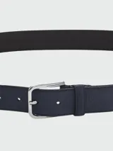 Cinturón Boss modelo Madison de cuero con textura granulada, hebilla metálica plateada y presilla a tono.