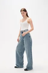 Pantalon de jean azul de corte ancho y tiro medio, con diseño de cinco bolsillos y cierre frontal con botón y cremallera.
