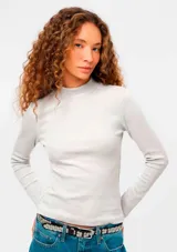 Blusa de cuello alto y manga larga confeccionada en tejido acanalado de ajuste ceñido al cuerpo.
